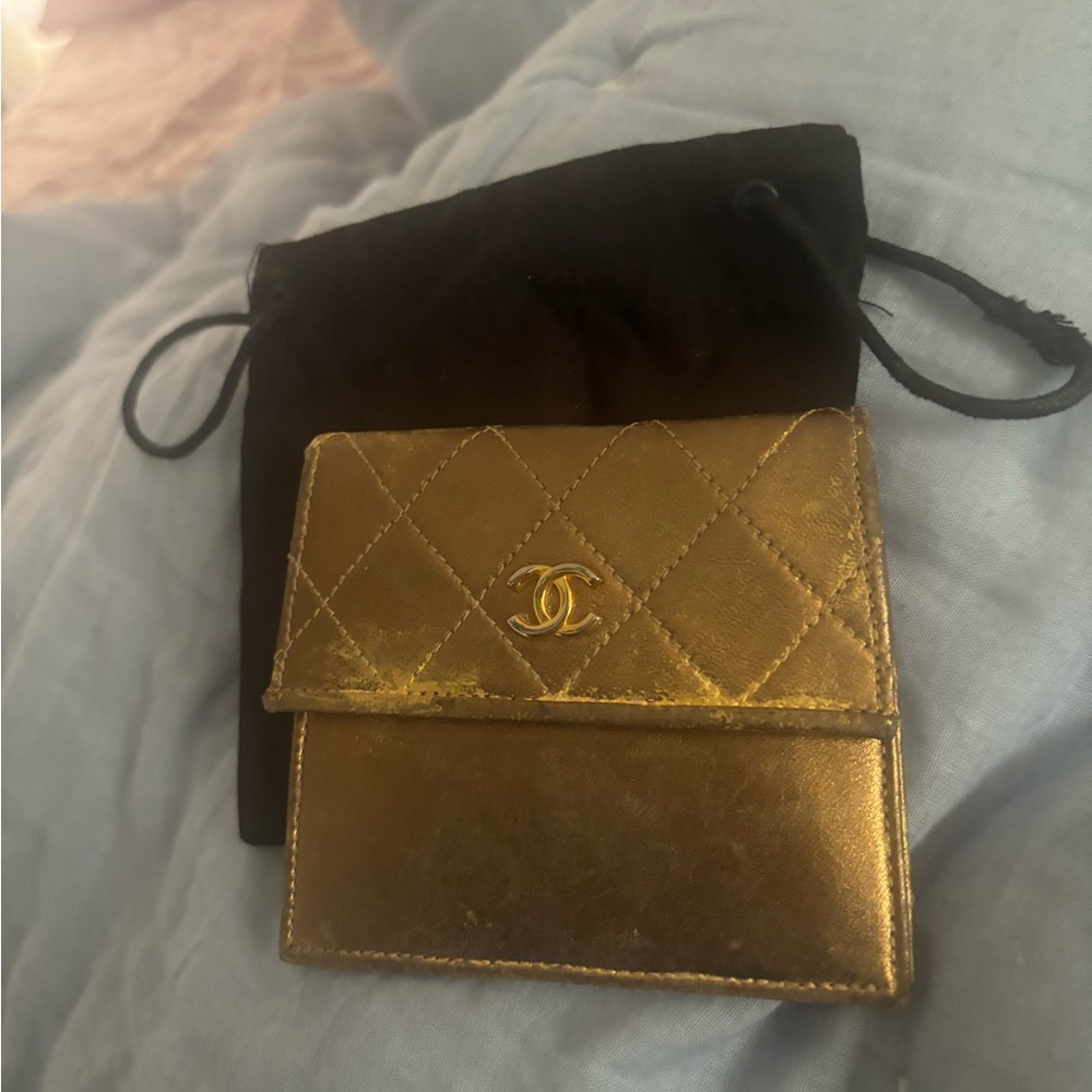 CHANEL authentic Gold Card case - Picture 3 of 9